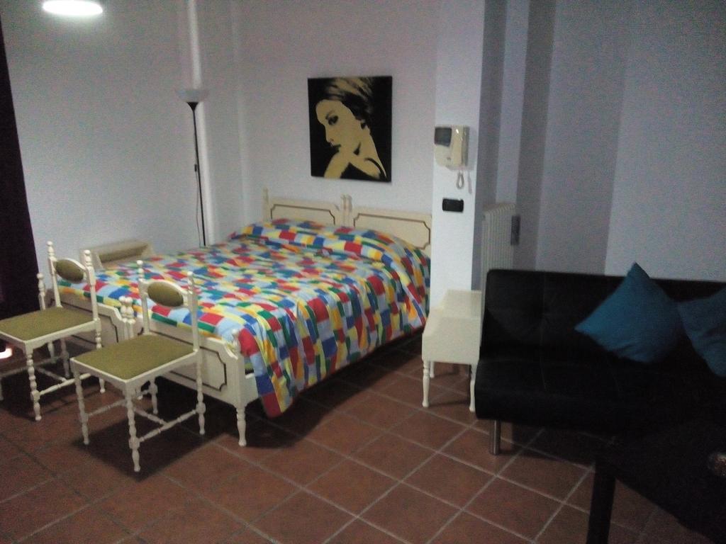 Dimora Donna Clara Bed & Breakfast Конверсано Стая снимка